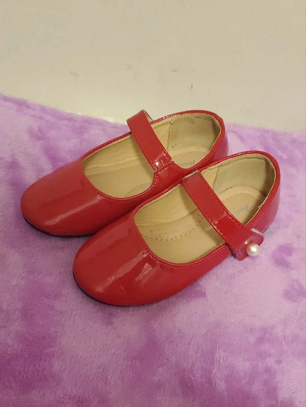 Red Girls' Mary Jane Flats - Classic Strap, Size 9 for Kids.